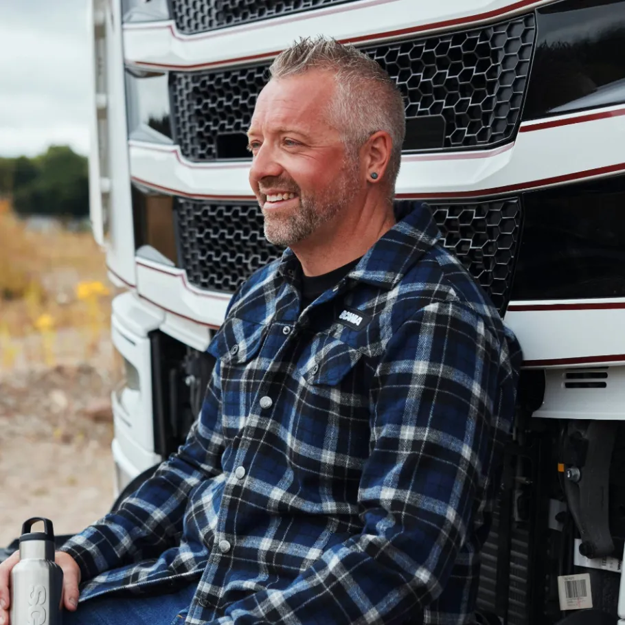 blrutig_flanelljacka_herr_1.webp Scania Jackor & Västar | Blårutig flanelljacka – Herr