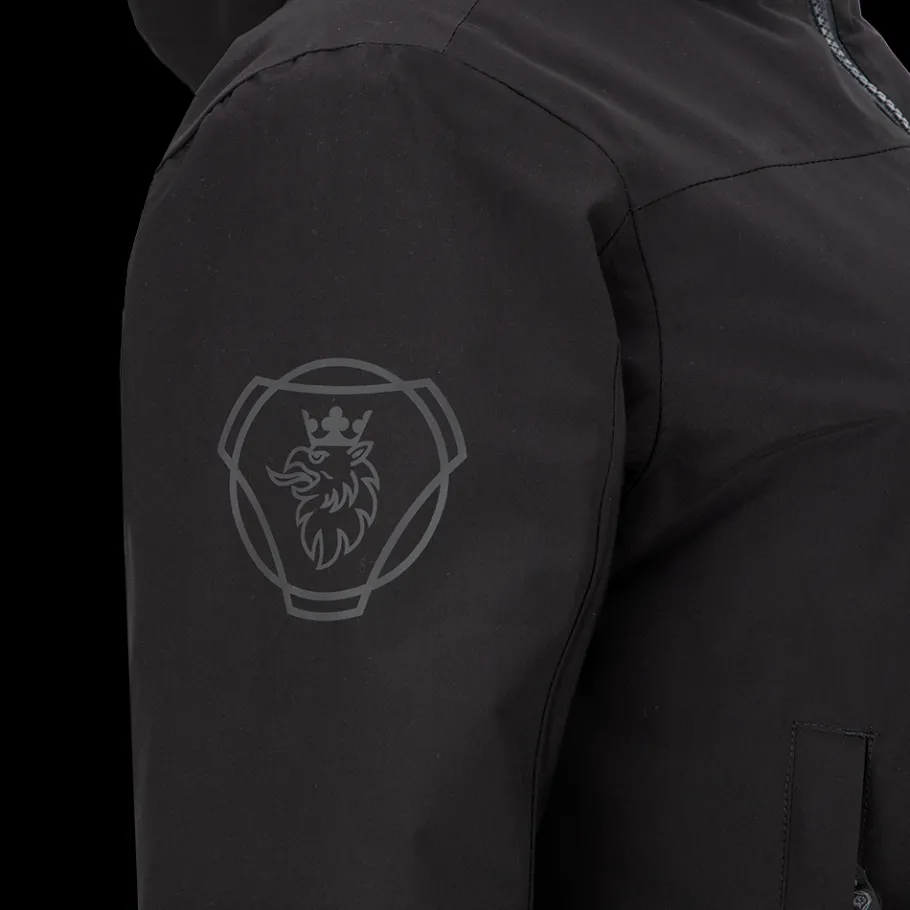 klassisk_svart_parkas_dam_3.webp Scania Jackor & Västar | Klassisk svart parkas – Dam